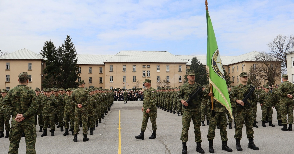 FOTO I VIDEO Thompsonova kći prisegnula na vojnom roku u Požegi