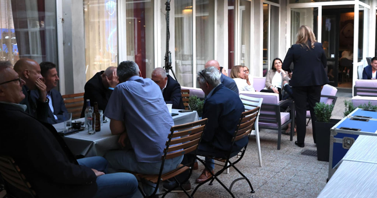 FOTO I VIDEO Pokisla atmosfera u stožeru Lovrića. "Ljudi su pali na Tomaševića"