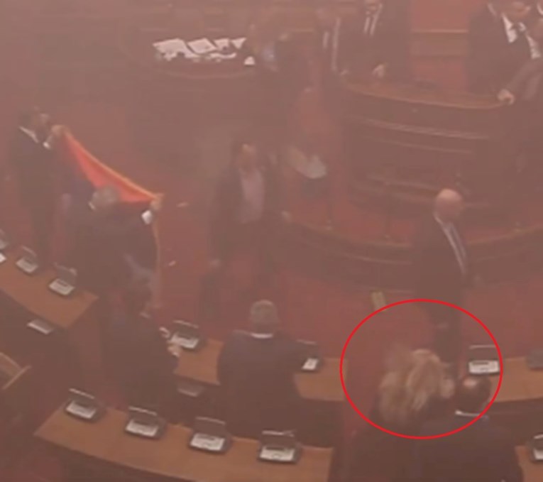 VIDEO Trenutak kad je srpska zastupnica pogođena u glavu. Pogodio je SNS-ovac?