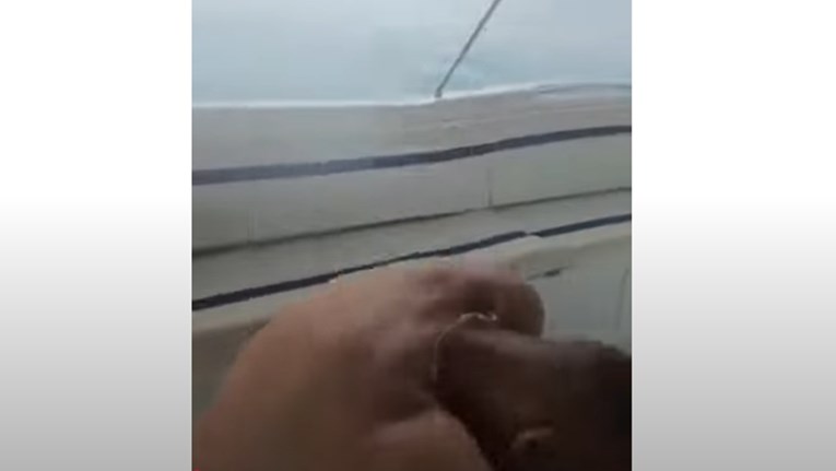 Brod se našao na moru usred najgore oluje. "Ne vidim ništa"