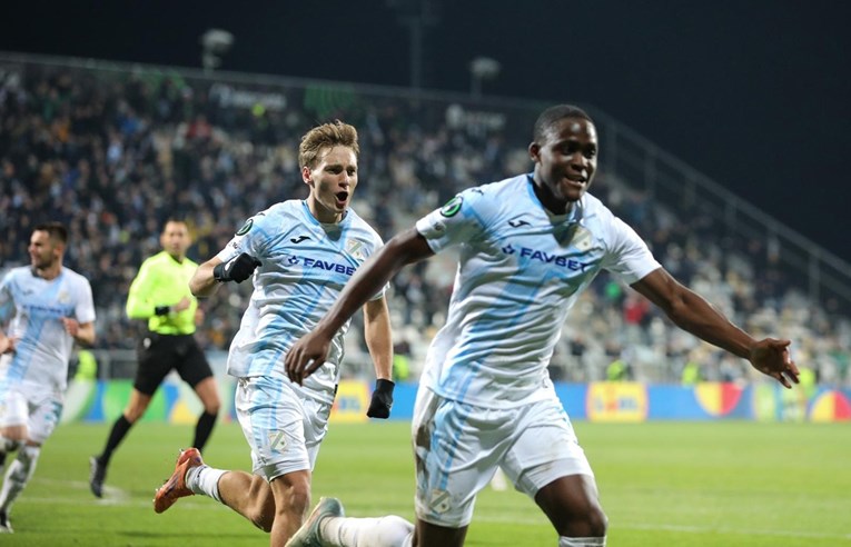 Pogledajte kako Rijeka slavi s navijačima i ponoćnu objavu kluba