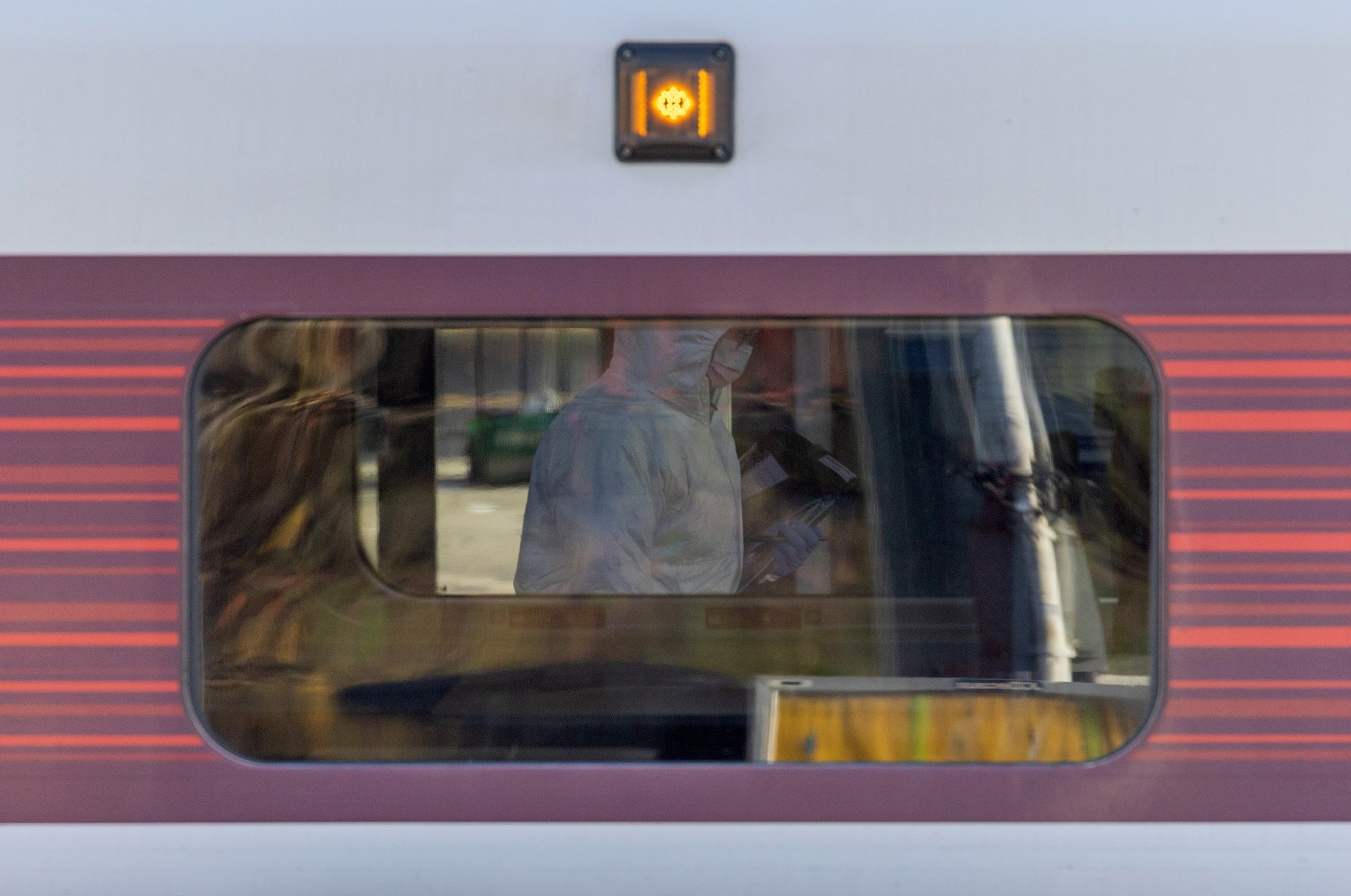 Samo jedan je osumnjičen za napad nožem u britanskom vlaku, drugi je pušten