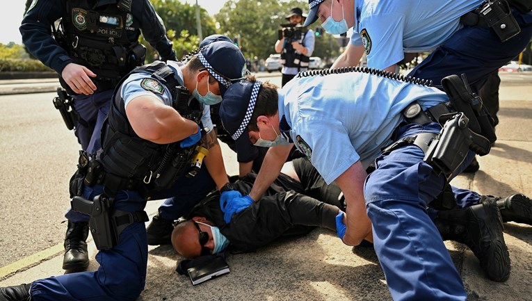 Veliki prosvjedi protiv mjera u Australiji. Stotine uhićenih, 7 policajaca u bolnici