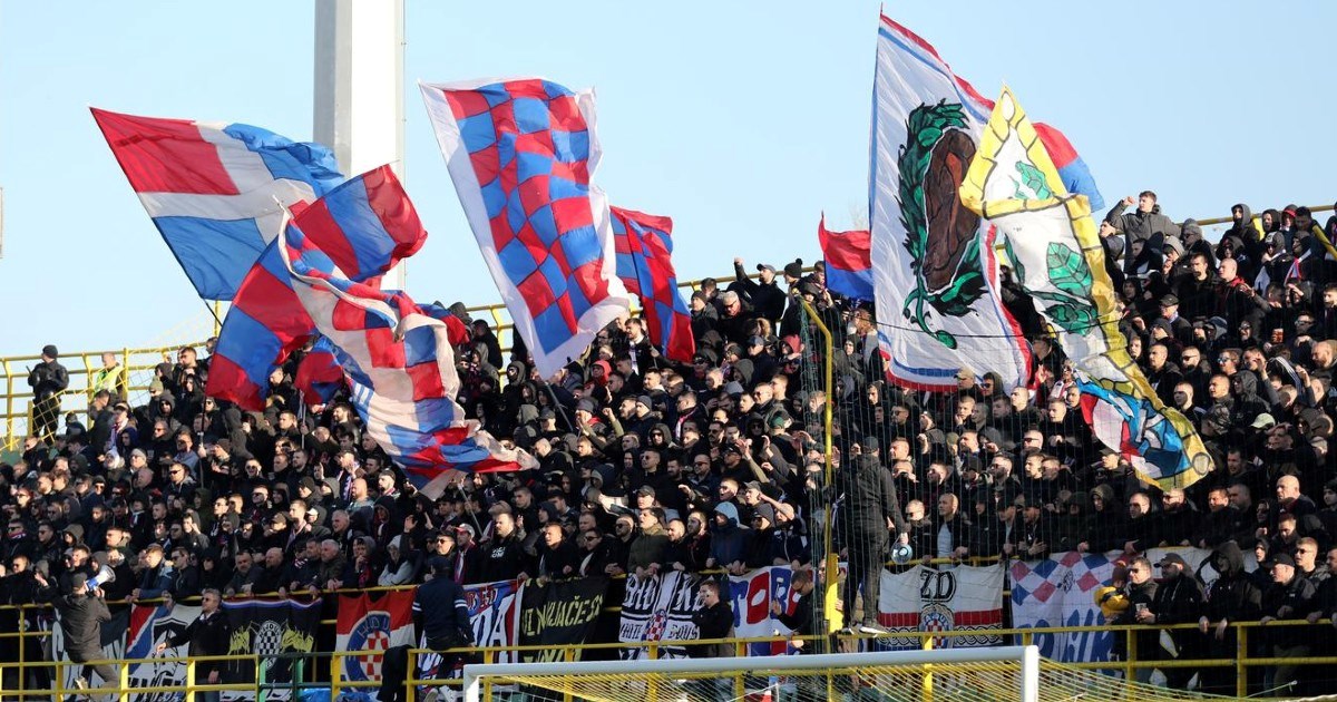 Torcida u Puli velikim transparentom čestitala rođendan drugoj navijačkoj skupini