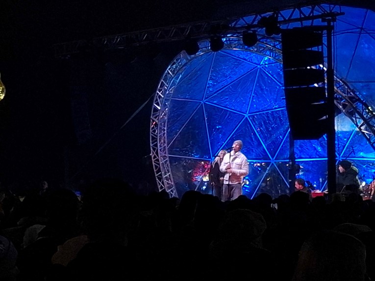 VIDEO Jakov Jozinović nastupio u Virovitici, okupila se gomila ljudi