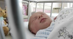 Prva beba u novoj godini: U Splitu curica rođena minutu nakon ponoći