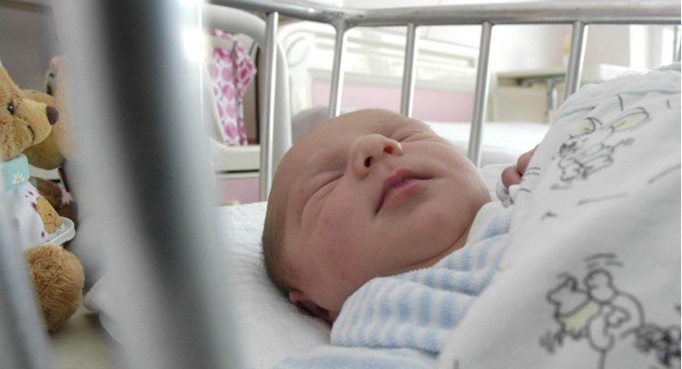 Prva beba u novoj godini: U Splitu curica rođena minutu nakon ponoći