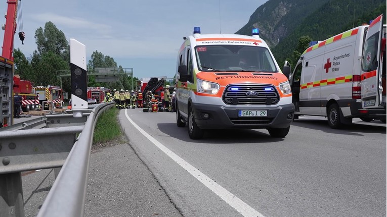 Prevrnuo se turistički autobus u Bavarskoj. Dvoje mrtvih, 26 ozlijeđenih