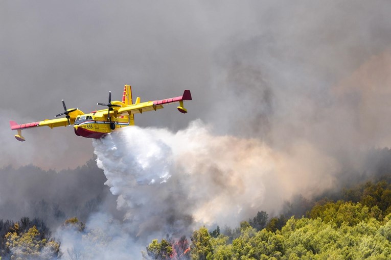 Tri požara u Dalmaciji gase avioni i 80 vatrogasaca. Jedan je lokaliziran