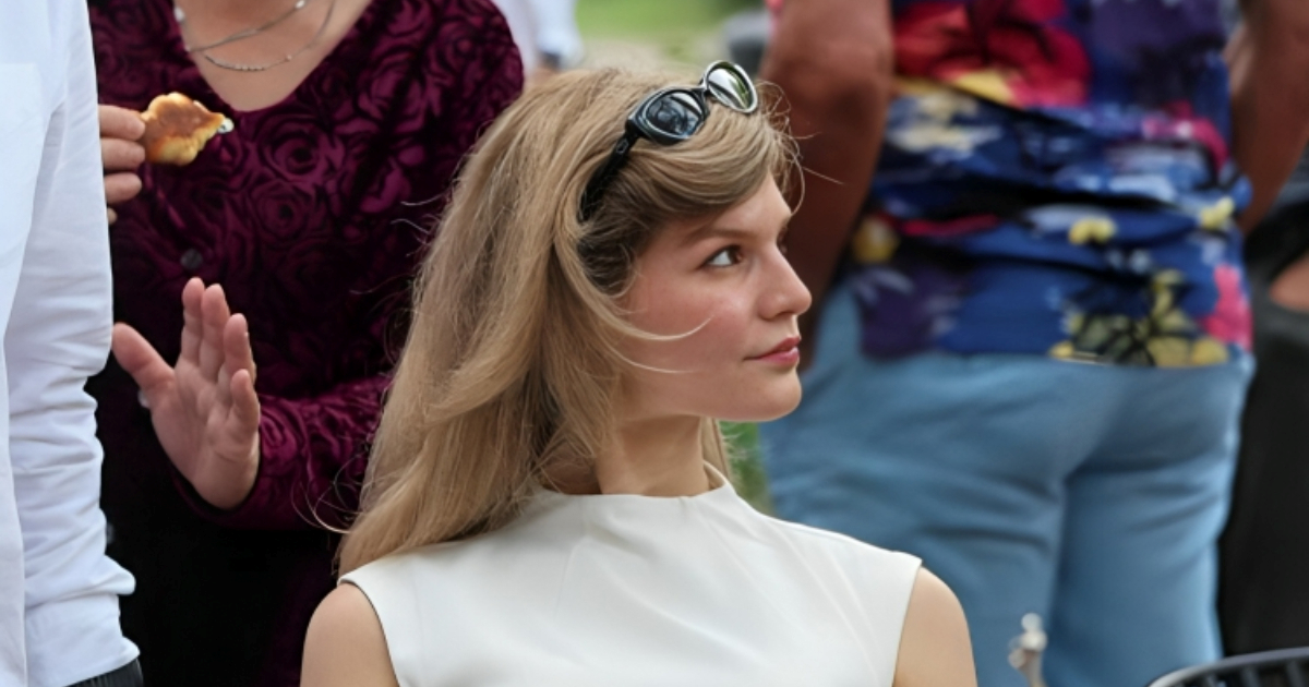 Raskol kod Selak Raspudić, u pozadini Zekanović. U Skupštinu ulazi atraktivna Čehinja