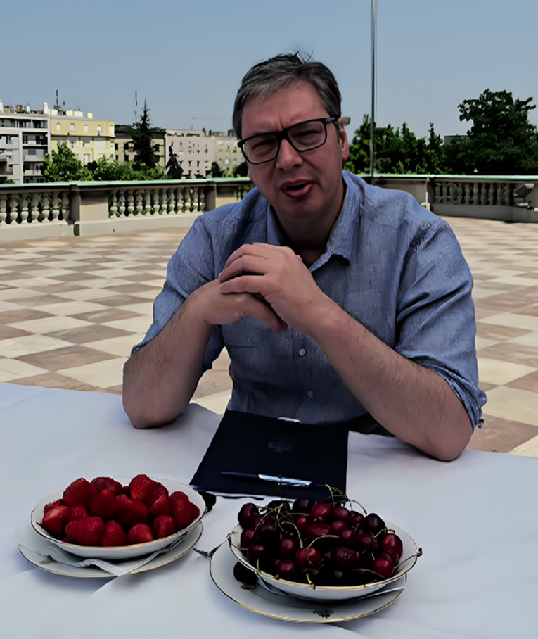 Vučić se obratio s terase Predsjedništva. Na stolu ispred njega trešnje i jagode