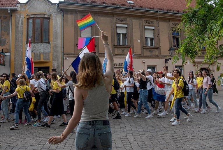 Fotka dana: Djevojka mahala duginim zastavama prema sudionicima Antunovskog hoda