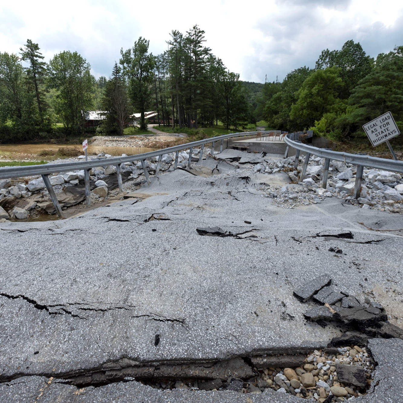 Strašne poplave na sjeveroistoku SAD-a. Alarm za vrućine od Kalifornije do Floride