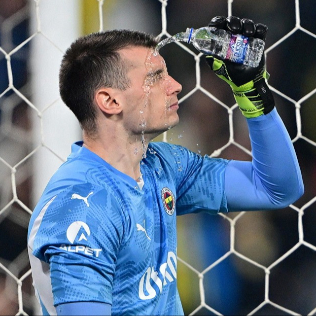 Direktor Girone odgovorio Bari: Nikome nisam obećao da će igrati, pa ni Livakoviću