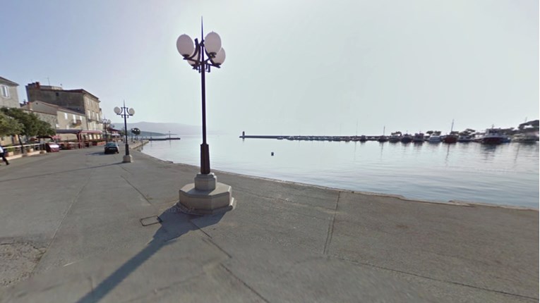 Prijetio ljudima na Krku, mahao oštrim predmetom. Policija mu našla i drogu