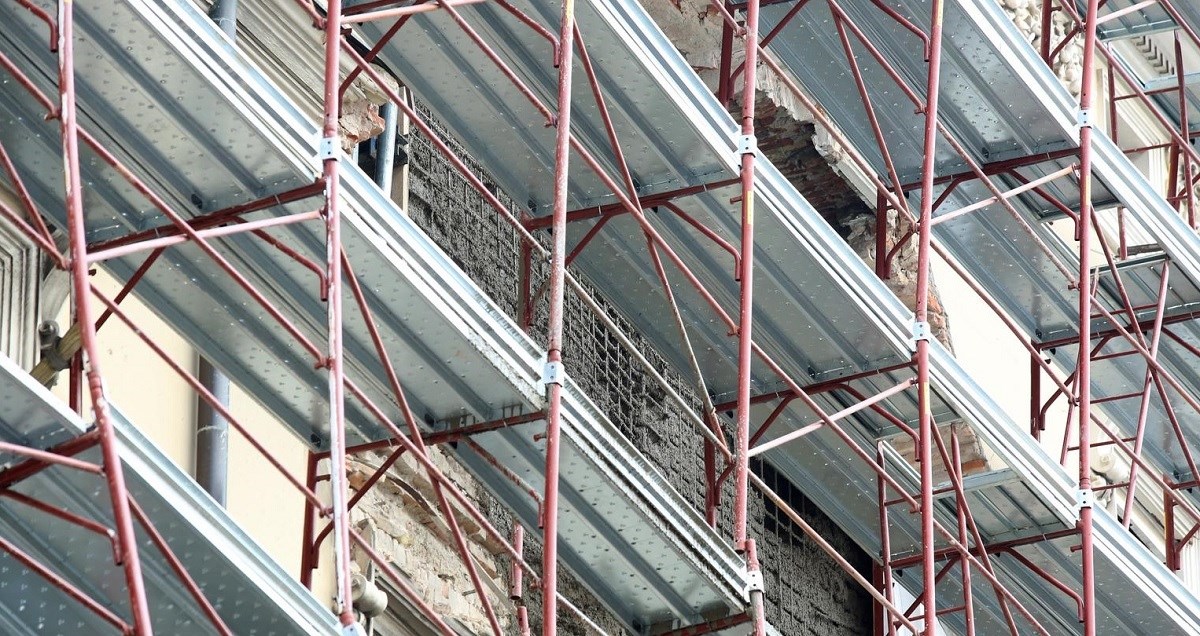 Muškarac u centru Zagreba pao sa skele i upao u rupu duboku 6 metara. Spašen je