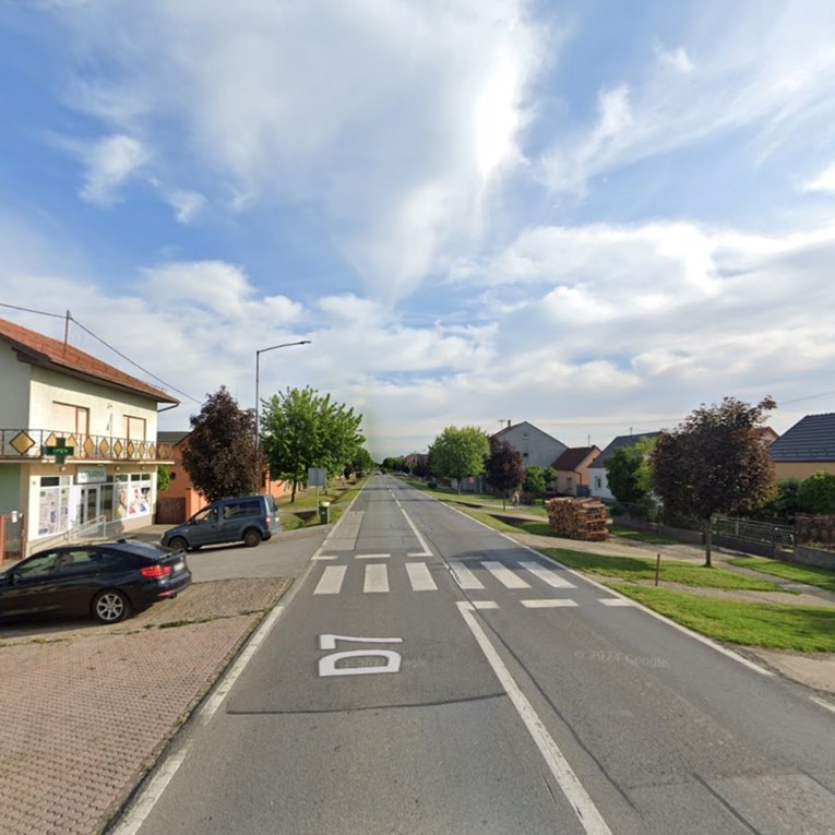 U Đakovu sjela za volan s 2.03 promila. Zabila se u parkirani auto i rasvjetni stup