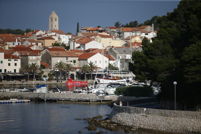 Na Rabu poginuo radnik. Na njega pao teret s viljuškara