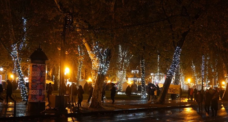 Advent u Zagrebu počeo sa snijegom, upaljene su lampice na Zrinjevcu