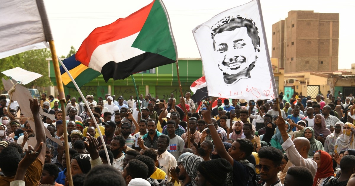 Deseci tisuća Sudanaca prosvjedovali zbog vojnog udara, jednog pregazio vojni kamion