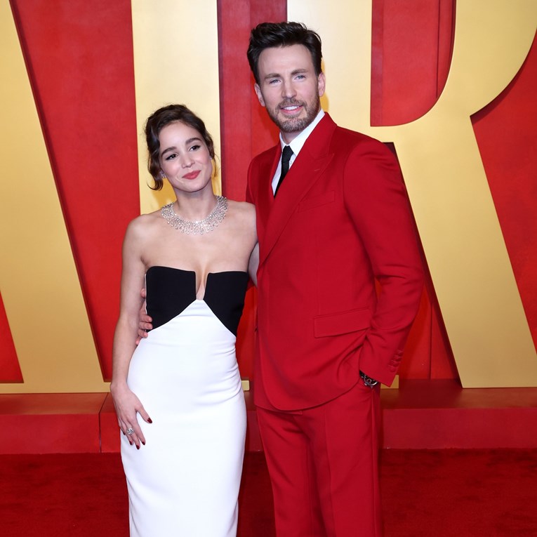 Chris Evans i njegova 16 godina mlađa supruga Alba dobili prvo dijete