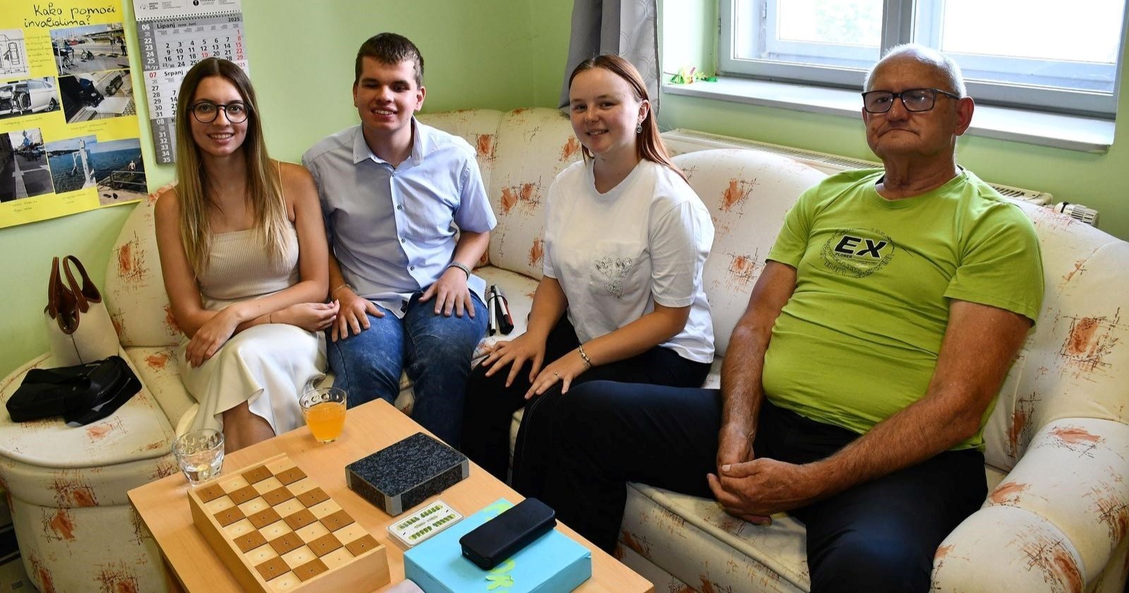 Slabovidni Lovro (18) preko Fejsa tražio društvo za praznike. Javila se Lucija