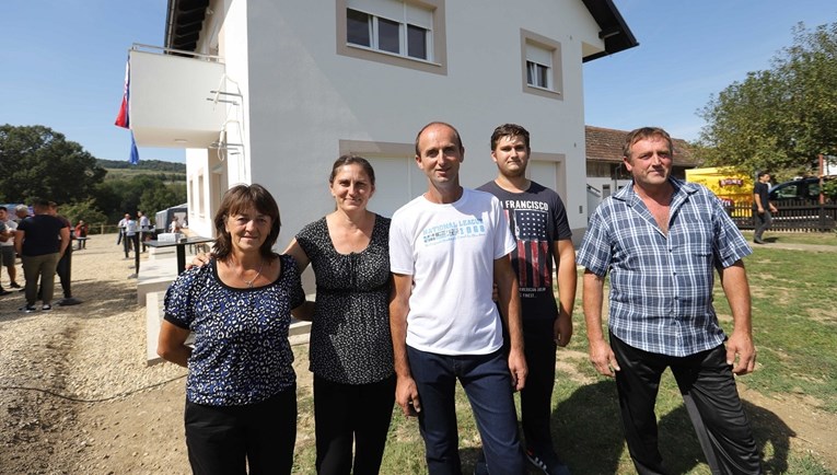FOTO Dobri ljudi iz Makarske obnovili kuću šesteročlanoj obitelji kod Petrinje