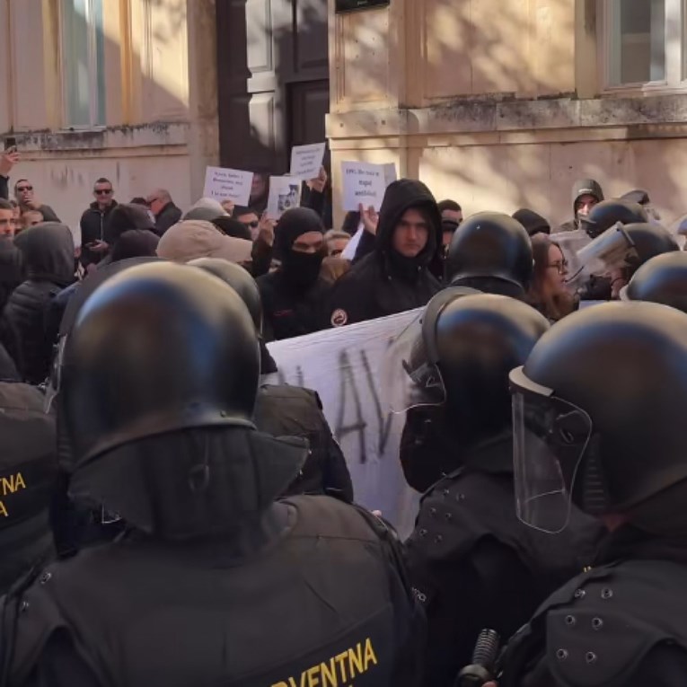 VIDEO Maskirani mladići i u Zadru, došlo do kratkog naguravanja s policijom