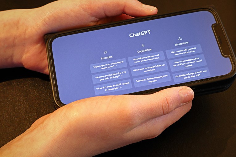 AI je koristan u obrazovanju, ali može potaknuti intelektualnu lijenost, tvrdi OECD