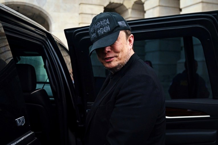 Dionice Tesle potonule nakon što je Musk najavio osnivanje stranke