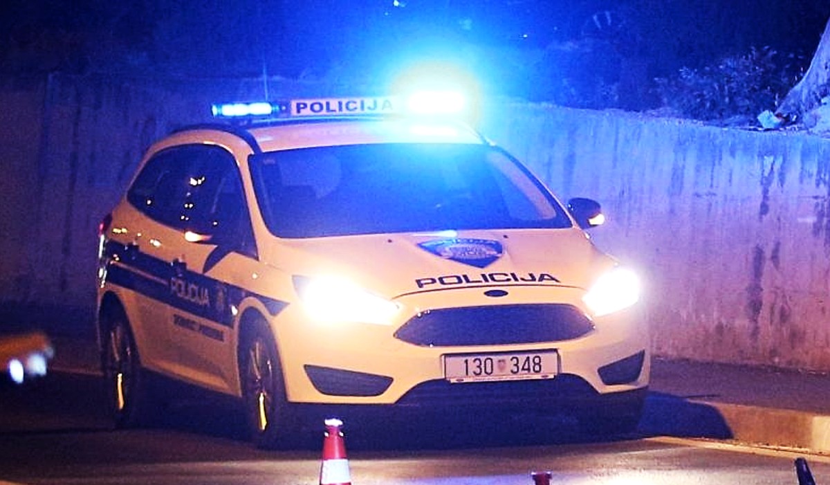 Kod Karlovca se sudarili kamion i auto, poginula vozačica auta