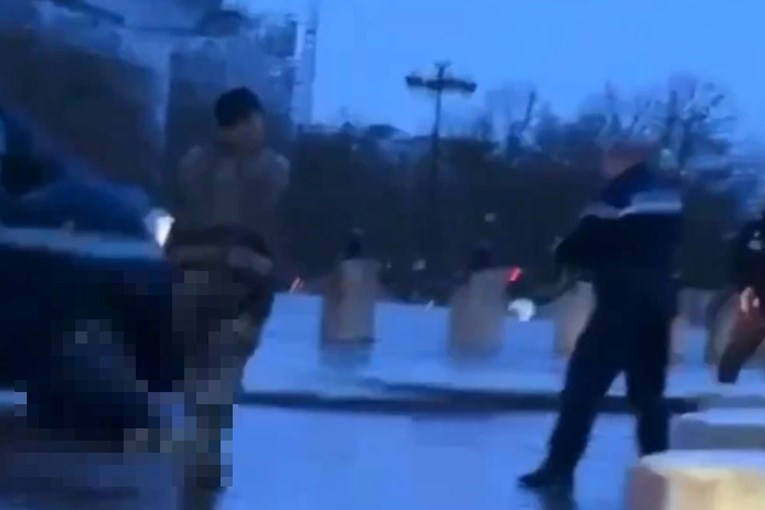 Nožem pokušao napasti policajca u Parizu, policija pucala u njega