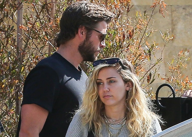 Miley Cyrus objavila da se razvodi nakon što su je snimili kako se ljubi s curom