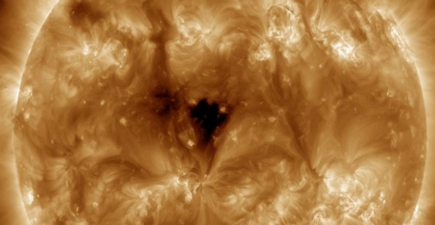Na Suncu se pojavila ogromna šupljina. Prema Zemlji kreće snažan solarni vjetar?