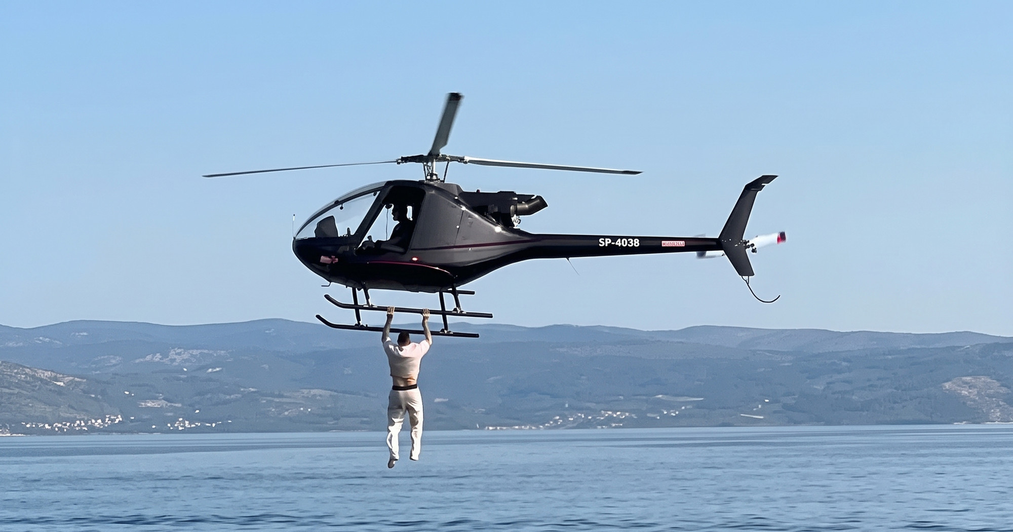 Širi se snimka skakanja Poljaka iz helikoptera u more na Žnjanu