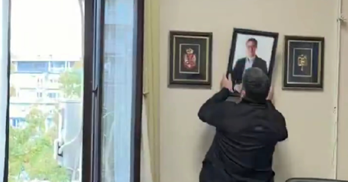 VIDEO Upao u kabinet gradonačelnika i iznio uokvirenu sliku Vučića