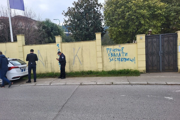 Na ogradi ambasade BiH u Podgorici grafit "Generale, hvala ti za Srebrenicu"