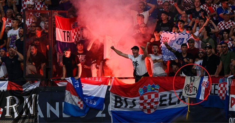 FOTO Torcida navijala za Hrvatsku uz transparent sa srednjim prstom i natpisom "HNS"