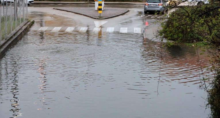 Poplave u Hercegovini, kuće i ceste pod vodom. U Neumu stao promet