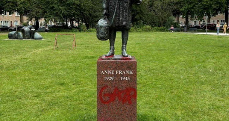 Na kipu Anne Frank u Amsterdamu crvenom bojom ispisana riječ "Gaza"