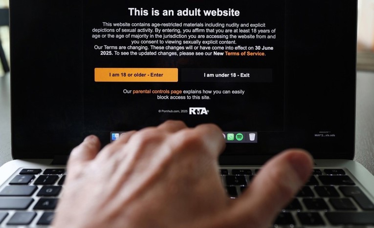 Velika Britanija zabranjuje tri vrste pornografije, uvodi zatvorske kazne
