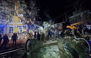 Raketa pogodila zgradu u Ukrajini, ima mrtvih. "Ljudi su vrištali pod ruševinama"