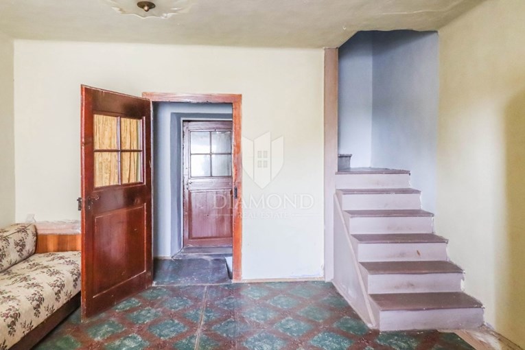 Kamena kuća s velikim dvorištem u Balama traži novog vlasnika