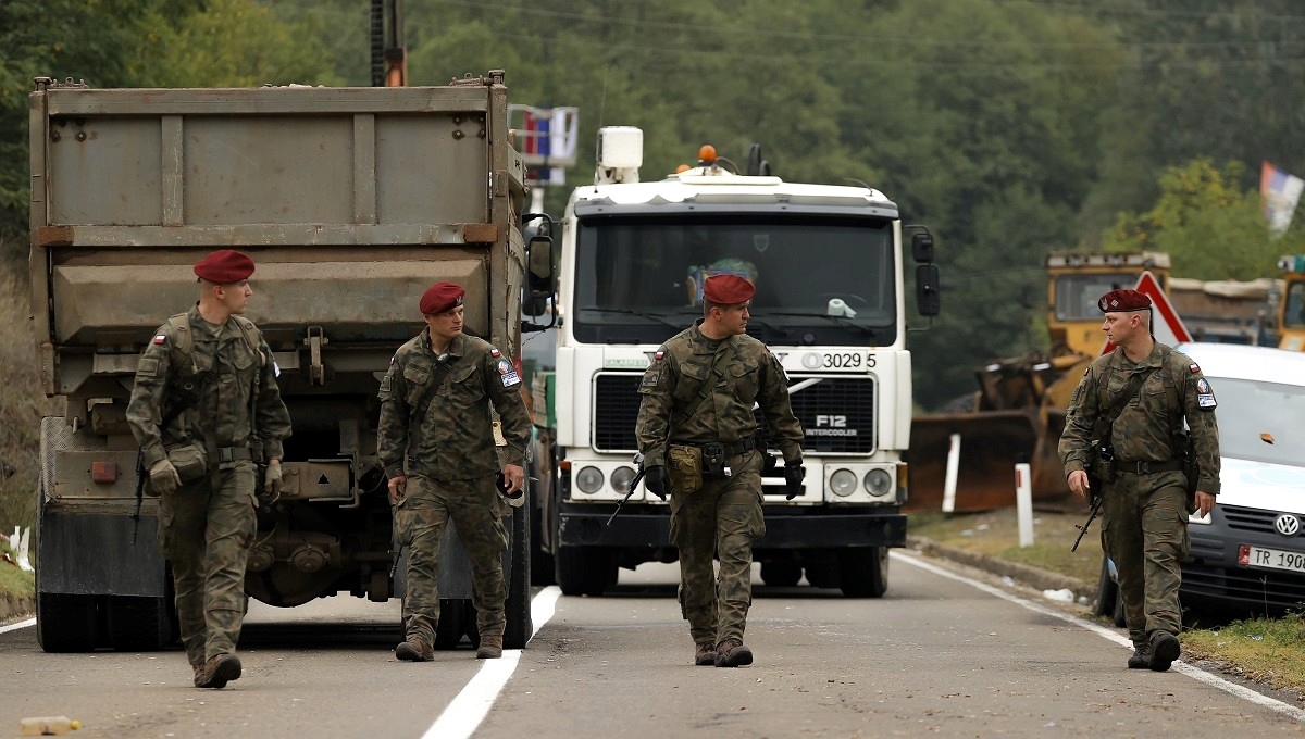 Prosvjedi srpskih ultradesničara, KFOR postavio bodljikavu žicu na sjeveru Kosova