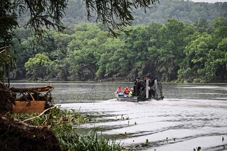 80 mrtvih u poplavama u SAD-u, među njima 28 djece. Traje potraga za nestalima