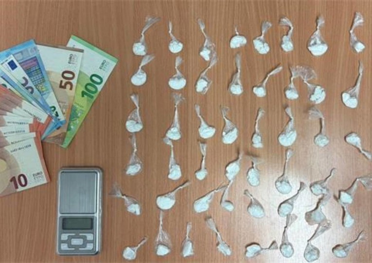 Muškarac (38) u Šibeniku ugledao policajce pa bacio kutiju punu kokaina