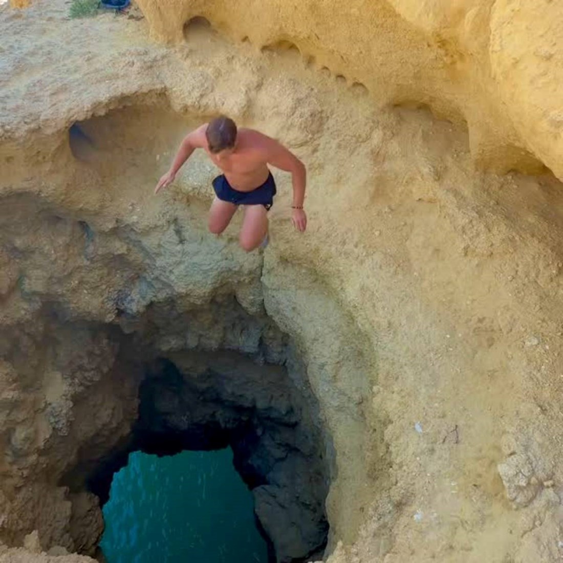 Luca je Švicarac koji je skočio sa Starog mosta u Mostaru pa dobio batine