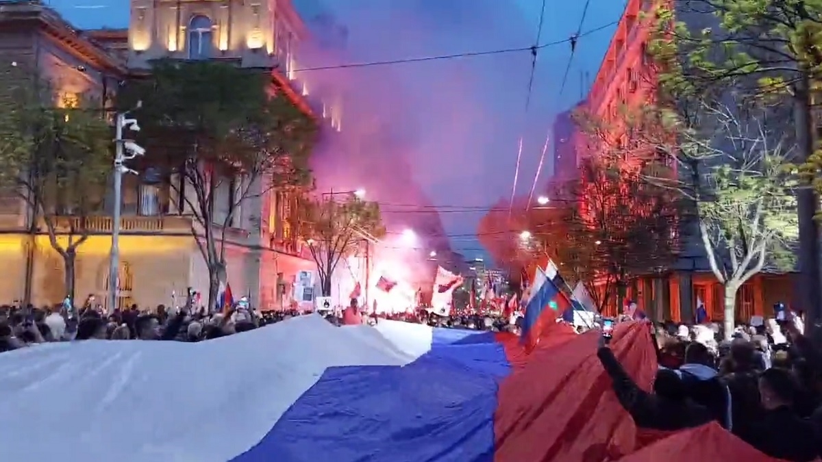 U Beogradu prosvjed podrške Rusiji, okupljeni bacali dimne bombe