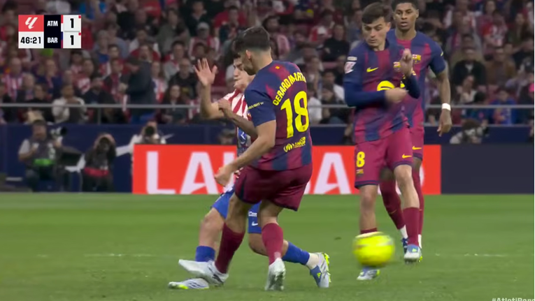 VIDEO Sudac je igraču Barcelone dao izravni crveni. VAR ga je poništio