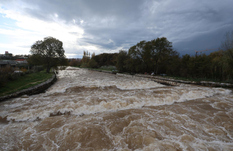 Zamućenje vode na izvoru rijeke Jadro. Preporučuje se prokuhavanje